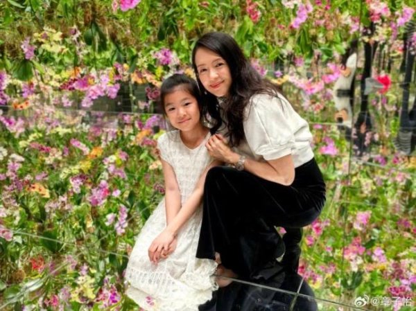 千汇网 章子怡晒照祝儿女节日快乐 陪伴是最好的礼物
